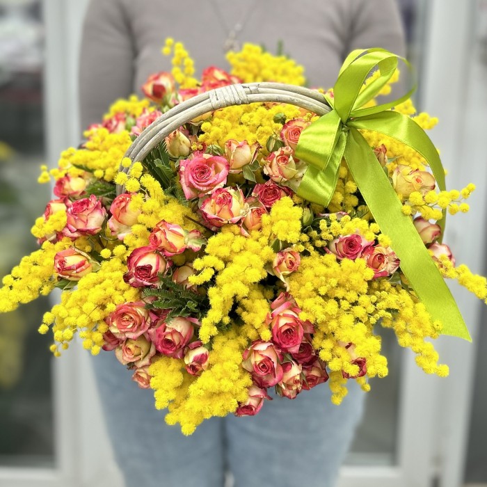 Ароматная мимоза с кустовыми розами в корзине